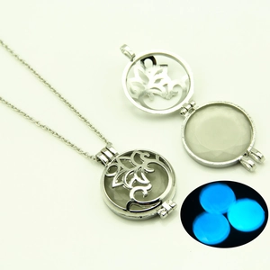 Collier pendentif évidé lumineux en argent avec pierre phosphorescente bleue