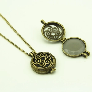 Vintage hollow cloud-patterned luminous locket necklace with adjustable bronze chain