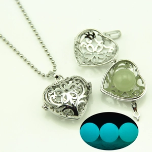 Collier médaillon cœur ajouré motif vintage avec perle lumineuse bleue dans l'obscurité