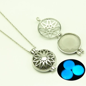 Collier médaillon fleur vintage ajouré avec pierre lumineuse bleue et chaîne argent