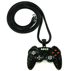 Collar hip hop con colgante de mando de juego negro, micro-pavé de circonitas y logo MW3