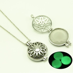 Pendentif médaillon ajouré à fleurs lumineuses avec effet de lueur verte dans l'obscurité