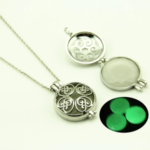 Pendentif ajouré rond avec perle lumineuse verte brillant dans l'obscurité