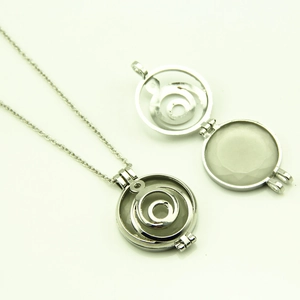 Vue ouverte du médaillon cage en spirale lumineuse avec pendentif pierre ronde