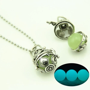 Pendentif symbole de paix ajouré avec perles lumineuses brillant dans le noir