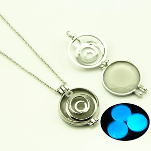 Collier à pendentif creux lumineux en alliage argenté avec effet de pierre bleue