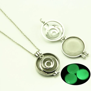Collier avec pendentif spirale creuse et pierre lumineuse verte dans le noir