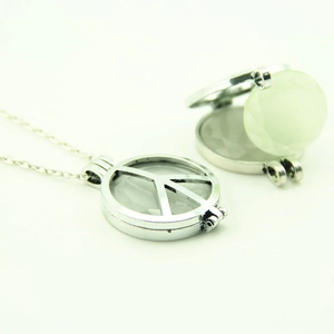 Collier pendentif symbole de paix lumineux argenté creux avec perle verte interne