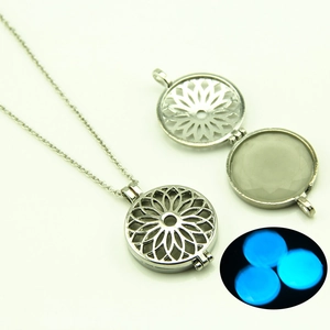 Collier à pendentif ajouré lumineux au design vintage argenté et pierre phosphorescente