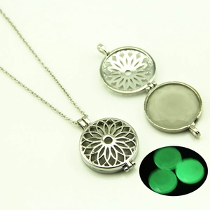 Détail du collier pendentif tournesol évidé avec effet de pierre verte lumineuse