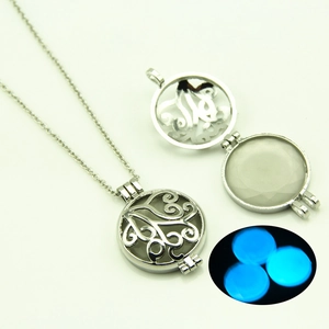 Collier médaillon arbre de vie lumineux en alliage argenté avec perle bleue fluorescente