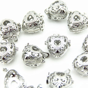 Ciondolo cuore d'argento traforato con incisioni floreali e design apribile a cerniera