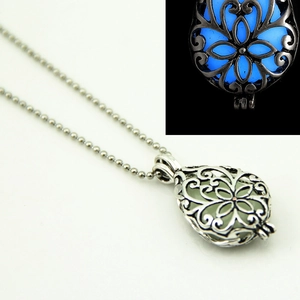 Collana vintage argentata con ciondolo a goccia traforato e pietra blu luminosa