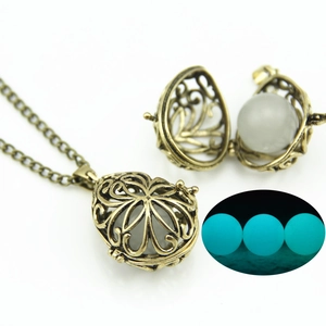 Collana vintage in bronzo con fiori intagliati e perla blu che brilla al buio