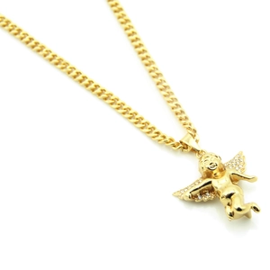 Détail du pendentif ange doré serti de strass avec sa chaîne cubaine classique