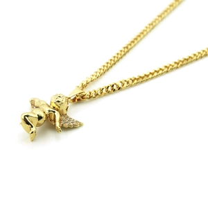Détail d'un pendentif ange doré hip-hop avec diamants brillants et grosse chaîne cubaine