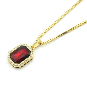 Halskette mit rechteckigem Rubin-Anhänger im Smaragdschliff und Diamant-Halo an goldener Kette