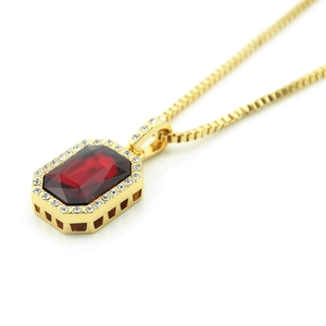Goldene Halskette mit großem rechteckigen roten Edelstein und weißen Diamanten