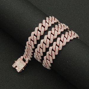 Collier cubain rose gold serti de strass brillants sur un support noir élégant