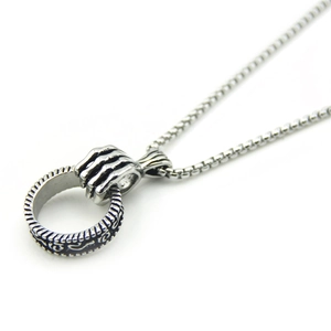 Pendentif main de squelette punk gothique tenant un anneau gravé avec chaîne maille box