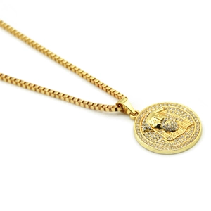 Gros plan du pendentif Jésus plaqué or avec strass blancs et chaîne à mailles carrées