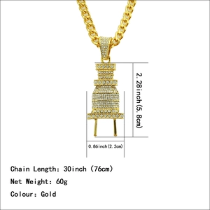 Nahaufnahme des goldenen Hip-Hop-Steckeranhängers mit Maßen von 5,8 cm Höhe und 76 cm Kette