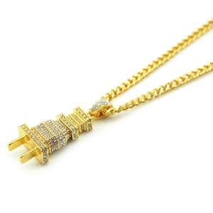 Makroaufnahme von Hip-Hop-Stecker-Anhänger mit Kristallen und goldener Panzerkette