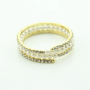 Lussuoso bracciale a spirale a tre file con perle bianche e strass scintillanti in oro