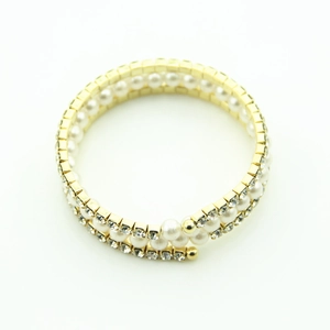 Lussuoso bracciale a spirale con perle a tre strati e strass scintillanti in oro