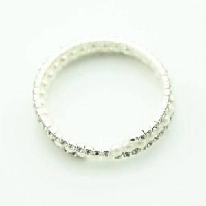 Lussuoso bracciale elastico a due file con strass argentati e perle bianche lucide