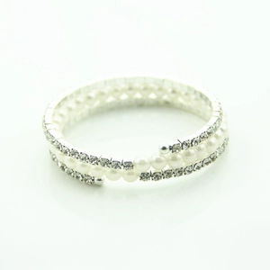 Elegante bracciale rigido a spirale a tre strati con perle e strass da donna