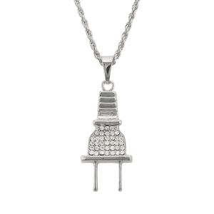Détail macro du pendentif prise hip hop argenté orné de strass blancs scintillants