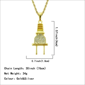 Pendentif fiche hip hop doré avec chaîne torsadée et pierres blanches brillantes