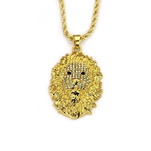 Vue détaillée du pendentif tête de lion hip hop avec placage doré et strass brillants