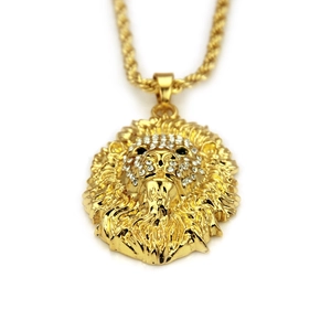 Collier avec pendentif tête de lion hip hop en or avec des accents de cristal