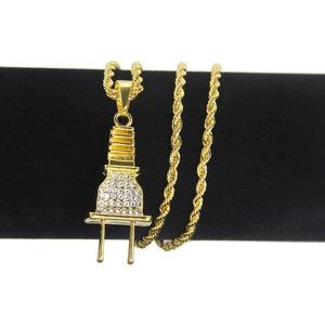 Collier hip hop avec pendentif prise électrique dorée et diamants sur support noir