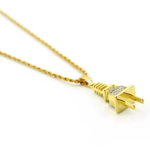 Vue détaillée du pendentif prise de courant hip-hop doré avec strass brillants