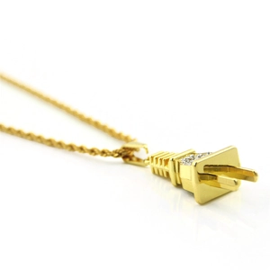 Détail du pendentif prise hip hop doré serti de strass sur une chaîne torsadée élégante