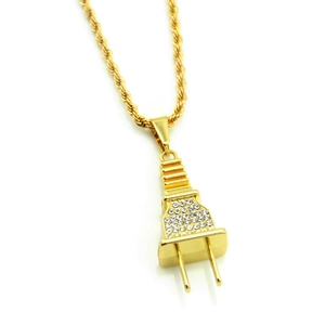 Collier hip hop avec pendentif prise dorée serti de strass et chaîne torsadée
