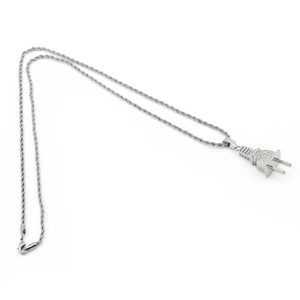 Détails du pendentif prise électrique argenté avec strass et chaîne de type corde torsadée