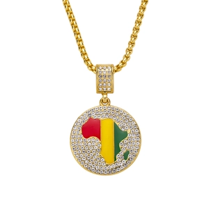 Hiphop gouden ketting met iced-out Afrika-kaart hanger en kleurrijke emaille details