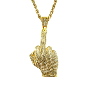 Collier hip hop avec pendentif doigt d'honneur doré serti de strass brillants et chaîne torsadée