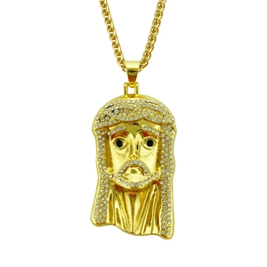 Hiphop Goldkette mit Jesus-Kopf Anhänger und weißen Diamanten an einer Weizenkette