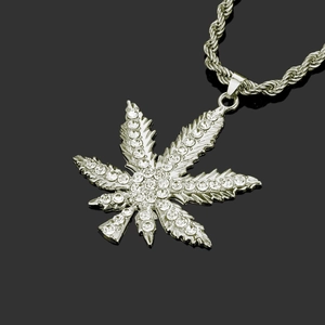Collana con ciondolo a foglia di acero hip hop con cristalli su catena a corda