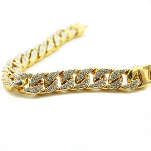 Primer plano de cadena cubana dorada con pedrería brillante de estilo hip hop urbano