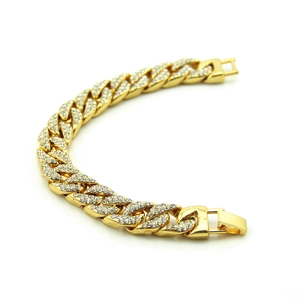 Detalle de cerca de la pulsera de eslabones cubanos dorados con brillantes diamantes
