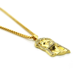 Nahaufnahme eines goldenen Jesus-Anhängers mit funkelnden Details aus Strass-Mikro-Inlay