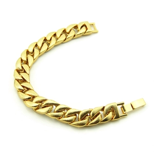 Detalle macro de pulsera de eslabones cubanos dorados con textura de rejilla y cierre