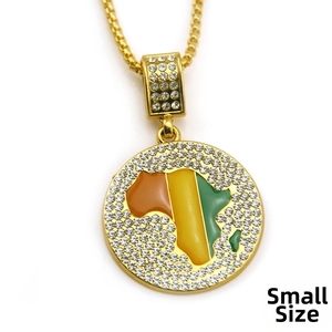Kleine gouden ketting met Afrika kaart hanger, driekleurig emaille en kristallen