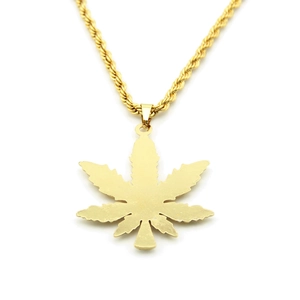 Collana hip hop con ciondolo a foglia di acero dorata e catena a corda su bianco